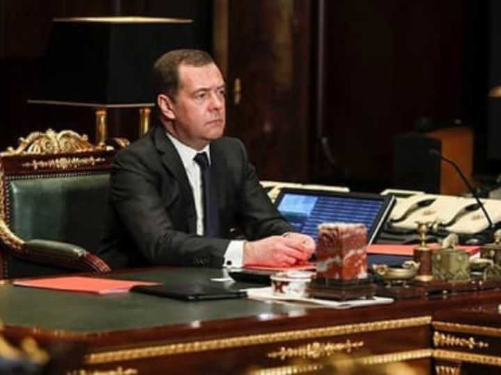 Дмитрий Медведев призвал членов «Единой России» передать свой месячный заработок на оказание помощи гражданам и медикам
