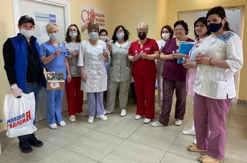Подмосковное отделение «Молодой Гвардии» поздравило медсестер с профессиональным праздником