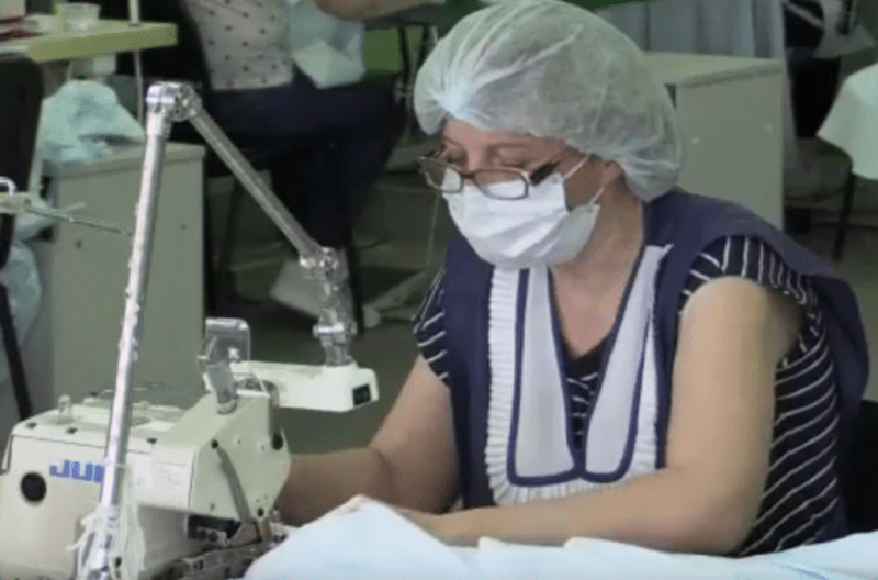 Швейная фабрика «Булаевич» перепрофилировала производство на пошив одноразовых костюмов для медиков