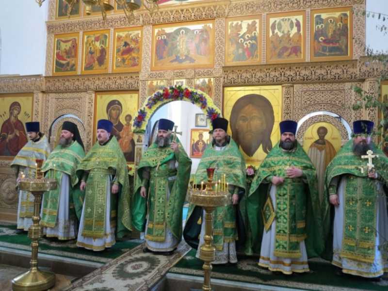 Престольный праздник храма Святого Духа отметили в Дубровках