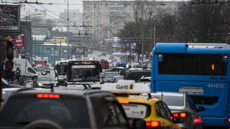 Улучшение состояния атмосферного воздуха вблизи автотрасс зафиксировали в Москве