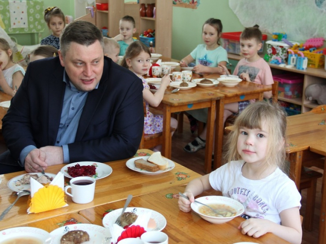 Глава г.о. Дубна проверил качество питания в детских садах