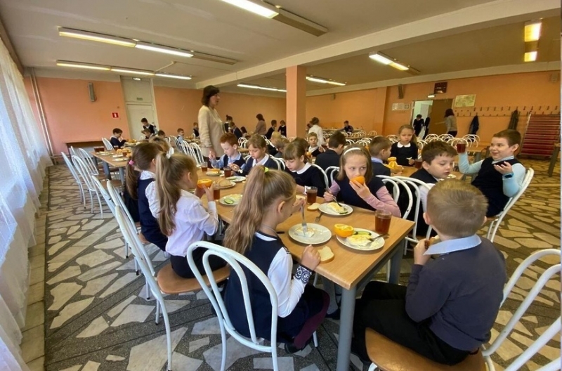 Врип главы городского округа Дубна Сергей Куликов позавтракал в седьмой школе